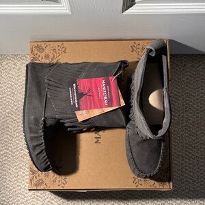 NWT Manitobah Mukluks Gray Suede Fringe Moccasin “Okotos” Boots Wmns Size 6